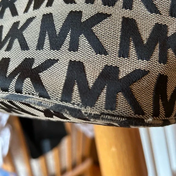 Michael Kors Black and Tan Tote Bag beautiful! - Picture 13 of 16